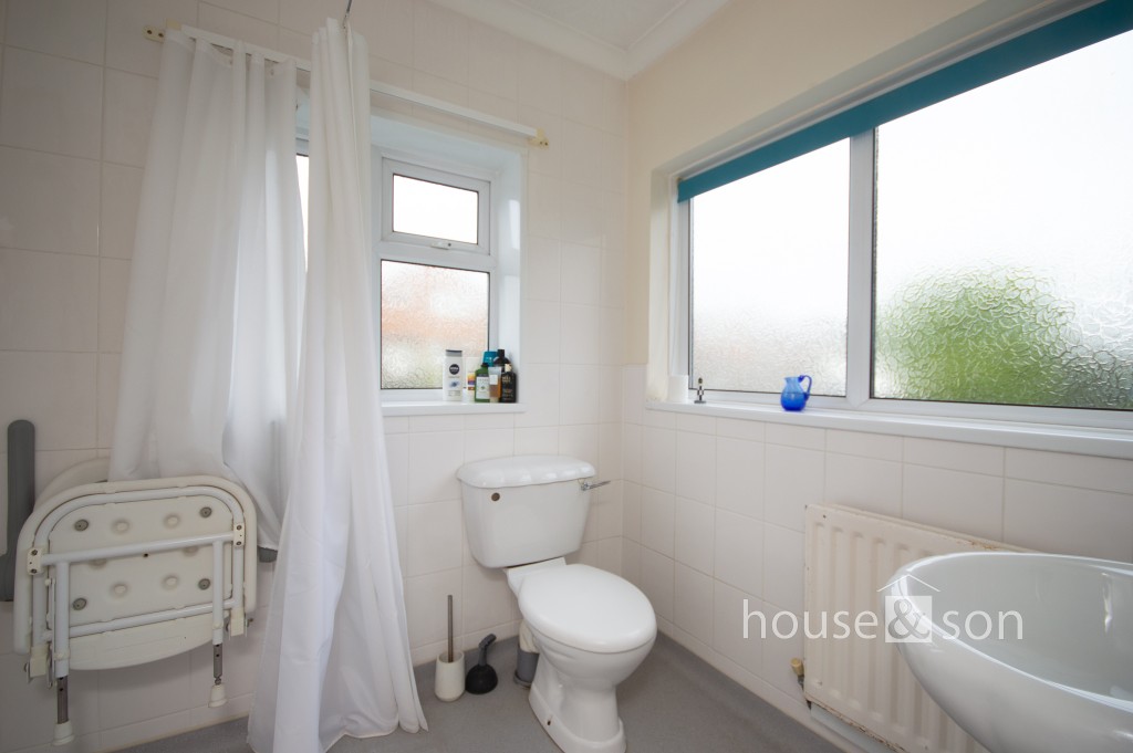 Lot: 105 - FLAT FOR IMPROVEMENT WITH PARKING TO REAR AND GARDEN - Wet room style bathroom